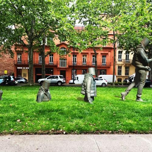 La question : Quelle est cette sculpture sur les allées Jules Guesde ? 🪣
