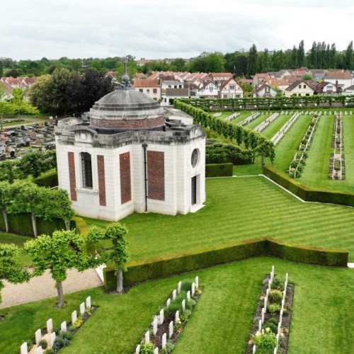 Près de Rouen, une chapelle rénovée dans le plus grand cimetière français du Commonwealth