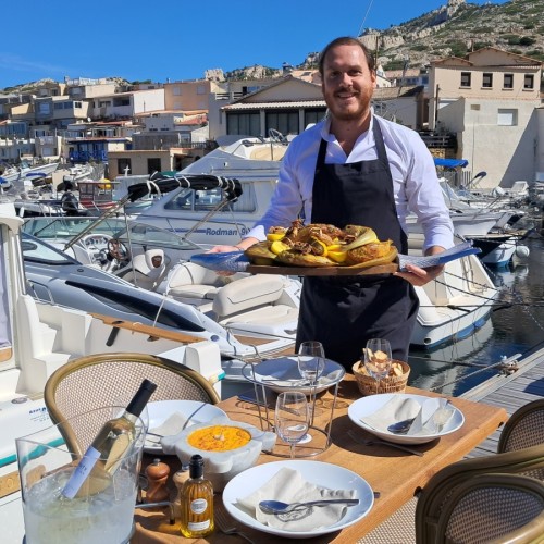 La bouillabaisse, au cœur du Grand Bar des Goudes à Marseille