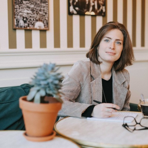 Près de Rennes, elle vient de lancer son activité d'écrivain biographe