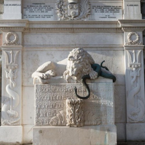 Quelle est l'histoire de la fontaine du Serpent et du Lion, située à Grenoble ? 
