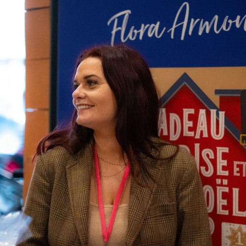 Le portrait : Flora Armonie, une vie de romances 📚