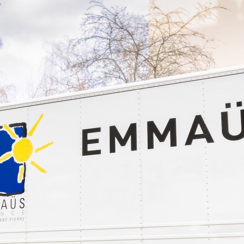 La grande collecte d'Emmaüs sur le parking de Carrefour Lattes