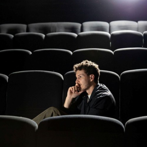 Portrait : Rom Charrette, l’humoriste qui vous invite à son podcast 🎧