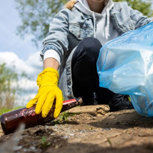 L'association EcoTerre sensibilise aux déchets sauvages près de Nantes
