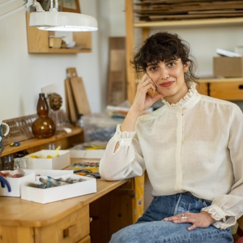 Lucia Fiore allie art et plume dans son atelier 