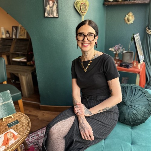 Rennes : une coiffeuse artisane exerce dans un salon transformé en cabinet de curiosités