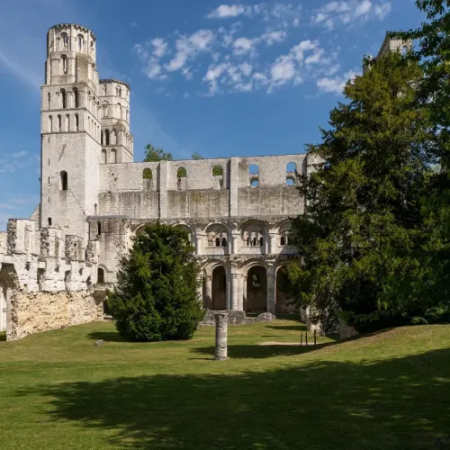 Près de Rouen, les contes fantastiques de l’abbaye de Jumièges