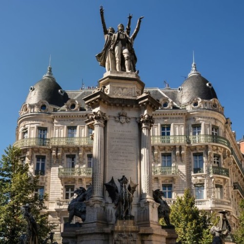 La question : Connaissez-vous l'histoire de la fontaine de la place Notre-Dame à Grenoble ? 
