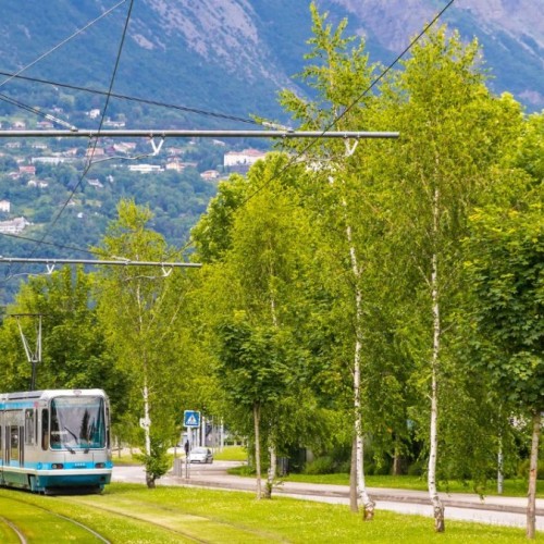 Pourquoi le tramway a-t-il fait son retour à Grenoble dans les années 1980 ?