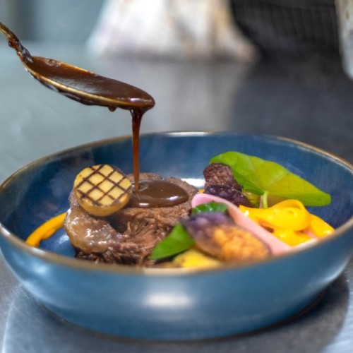 VR à Vin et Table de Pierre Rouge : 2 adresses, une signature culinaire