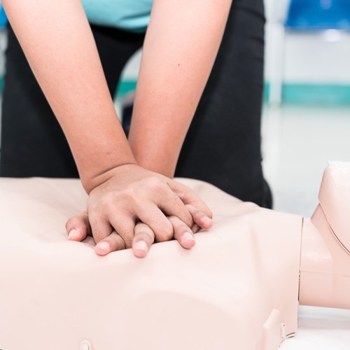 Cours géant de massage cardiaque à Toulon