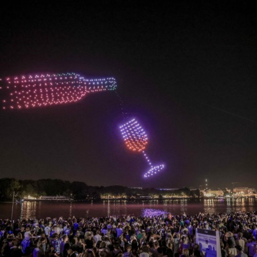 Dronisos, référence mondiale des spectacles de drones lumineux
