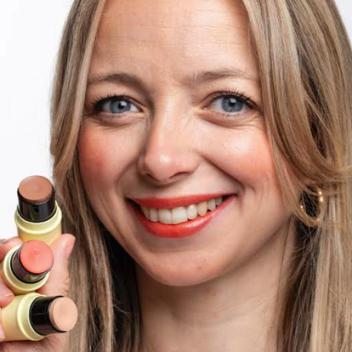Avec la marque de cosmétiques Pomponne, Agathe Chadelas Ettori donne le sourire