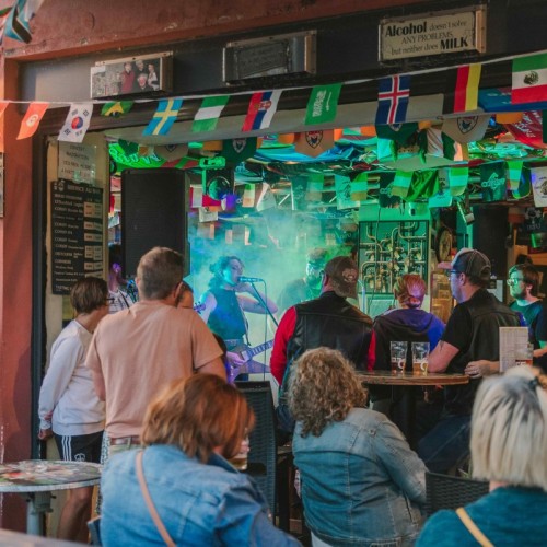 À Rennes, une exposition sur la singularité des cafés-concerts en Bretagne