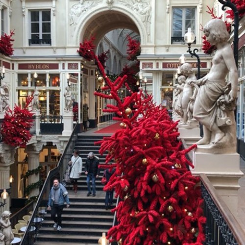 Le passage Pommeraye tout de rouge vêtu à Nantes