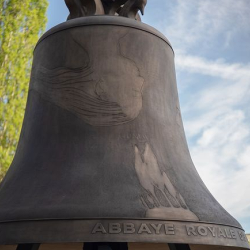 Pourquoi y -a t-il une cloche monumentale au bord de l'Erdre ?