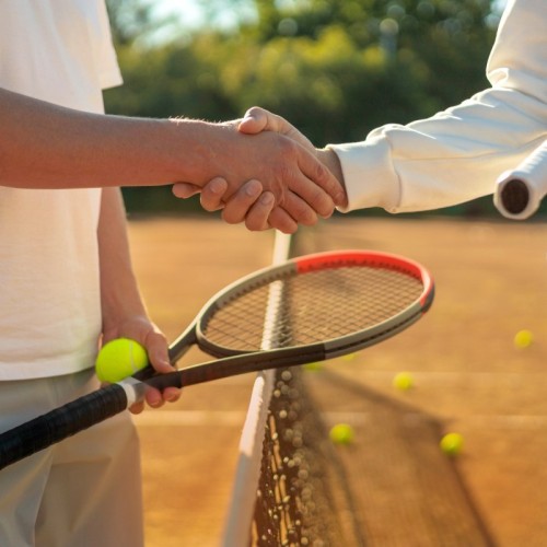  Un entretien d'embauche sur un terrain de tennis 