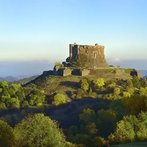 Chevaliers, costumes et figurines : L’Histoire s’anime à Murol, près de Clermont-Ferrand