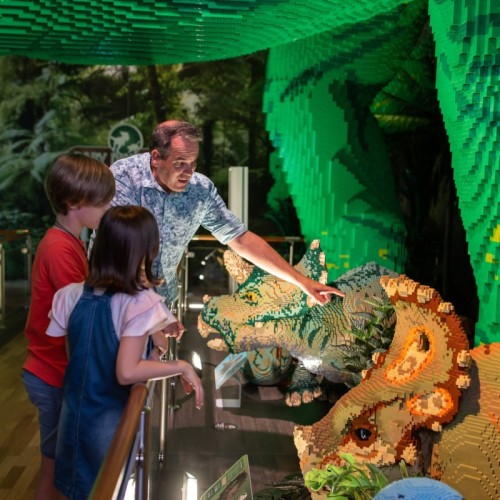 L'univers des dinosaures prend vie grâce aux LEGO à deux pas de Paris