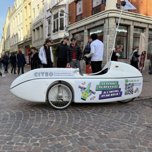 Lille : Une voiture à pédales pour apprendre à trier le verre