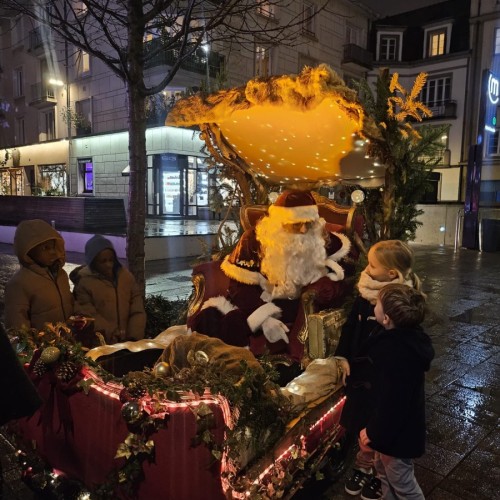 À Rennes, le Père Noël parcourt les rues de la ville à bord d'un vélo-traineau