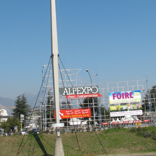 La question : C'est quoi ce grand mât devant Alpexpo ? 