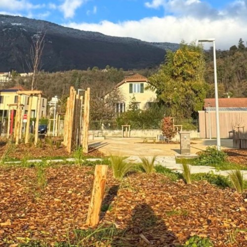 Près de Grenoble : La place Charles-de-Gaulle à Corenc réaménagée 