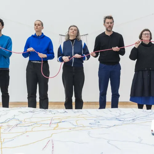 Grenoble : “Réparer l’invisible”, une performance entre broderie et mémoire 