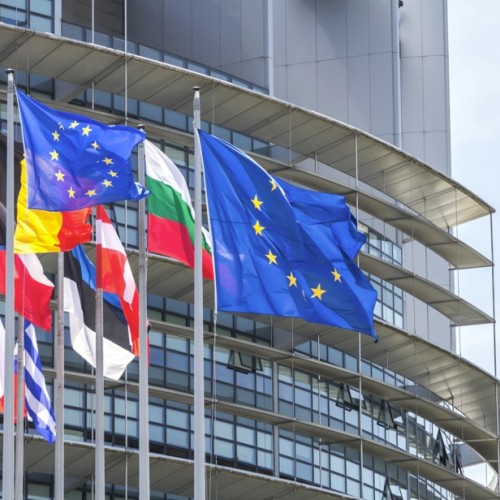 Des jeunes réunis autour de l’Europe