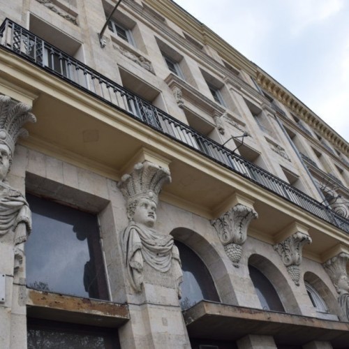 Pourquoi trouve-t-on un « hôtel des Sauvages » à Rouen ?
