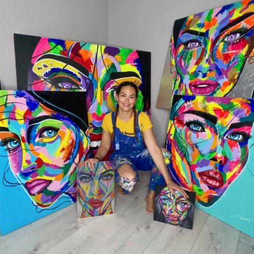 Rennes : Émilie Grison illumine les visages des femmes de mille couleurs