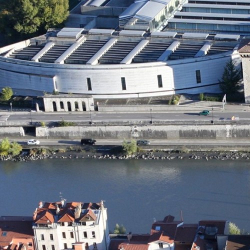 Quelle est cette tour accolée au musée de Grenoble ? 
