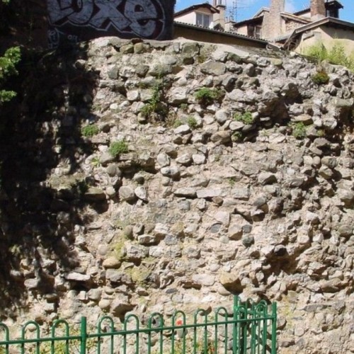 Où se trouvent les vestiges des remparts romains à Grenoble ? 