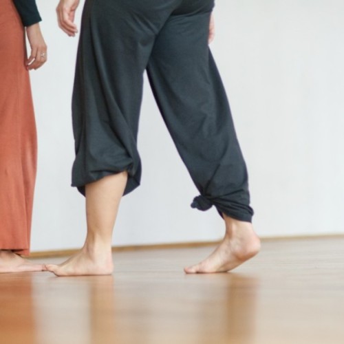 Danser pieds nus après le boulot 