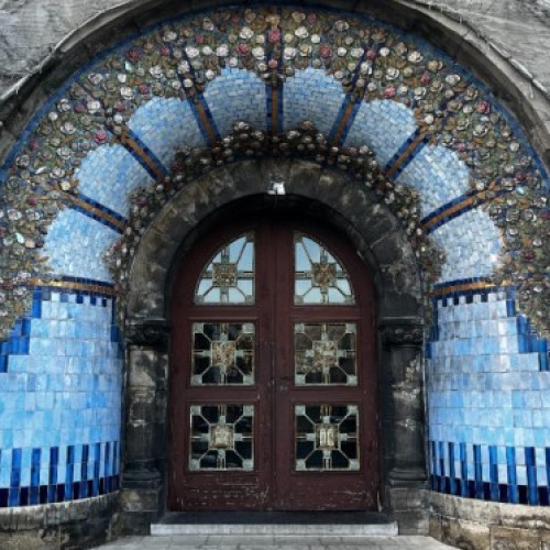 Wattrelos : où mène ce portail bleu art déco ?