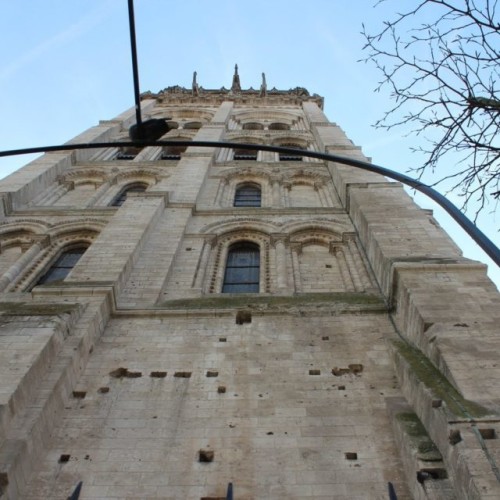 Pourquoi y a-t-il des trous carrés sur la cathédrale de Rouen ?