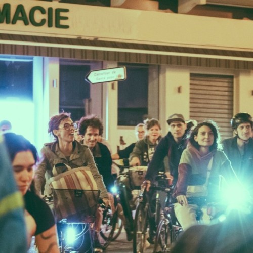 Pédalez en groupe dans la ville 