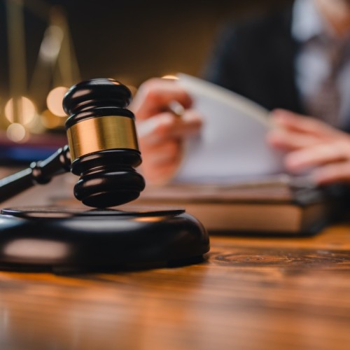 Godefroy de Montmirail au tribunal fictif à Clermont-Ferrand