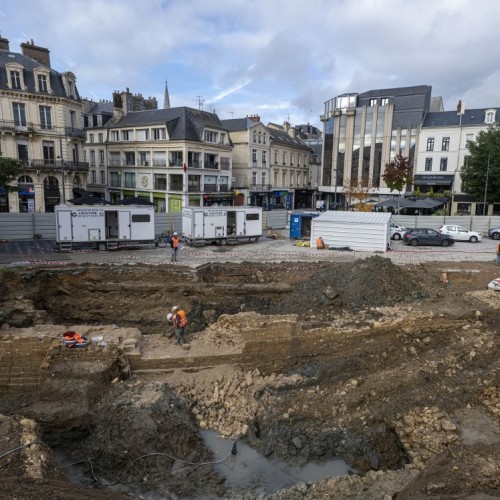 À Caen, des fouilles archéologiques révèlent des remparts médiévaux