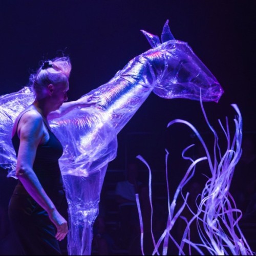 Des marionnettes de plastique au Théâtre de l'Idéal