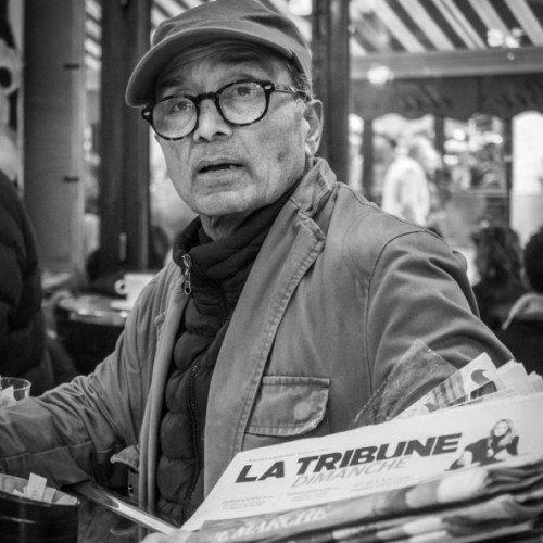 La riche vie d'Ali Akbar, dernier vendeur de journaux à la criée de Paris