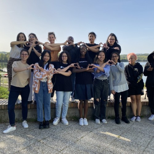 À Marseille, Jump in tech veut donner le goût du numérique aux jeunes filles