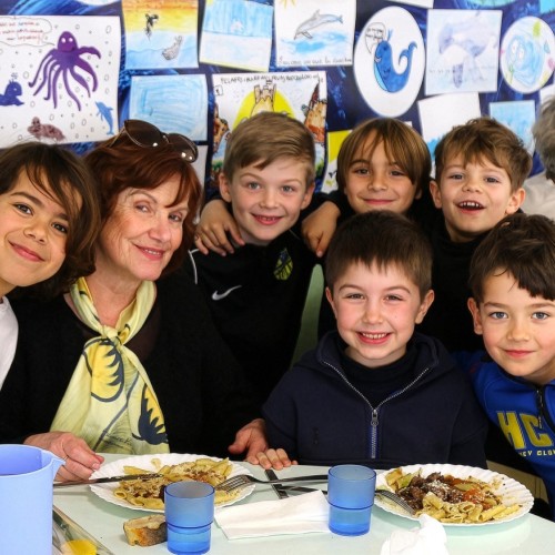 Près de Toulon, les mamies déjeunent à la cantine