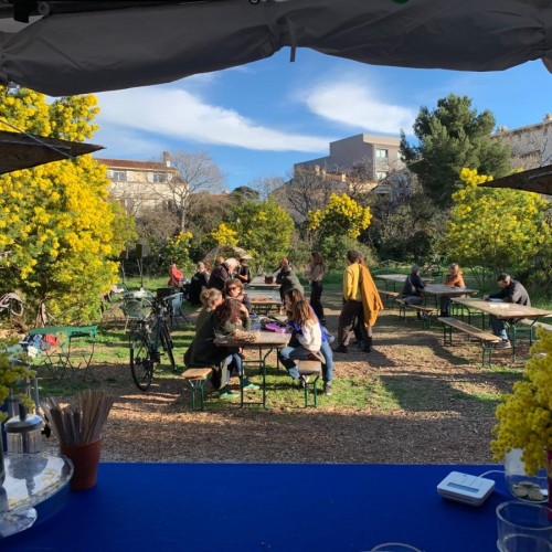 Une garden party anniversaire à Marseille