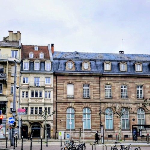 Une nacelle place Broglie pour rénover les façades 