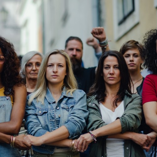 Les femmes en haut de l'affiche 