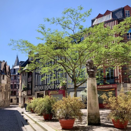 Qui est le mystérieux Saint-Amand qui a donné son nom à une rue de Rouen ? 
