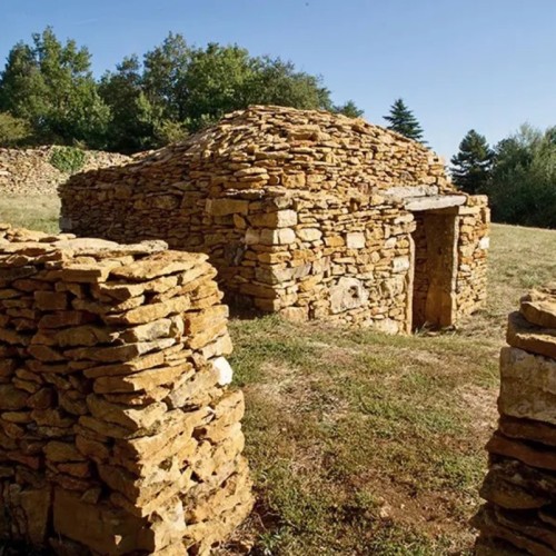 Les cabornes, ces cabanes qui racontent les Monts d’Or près de Lyon