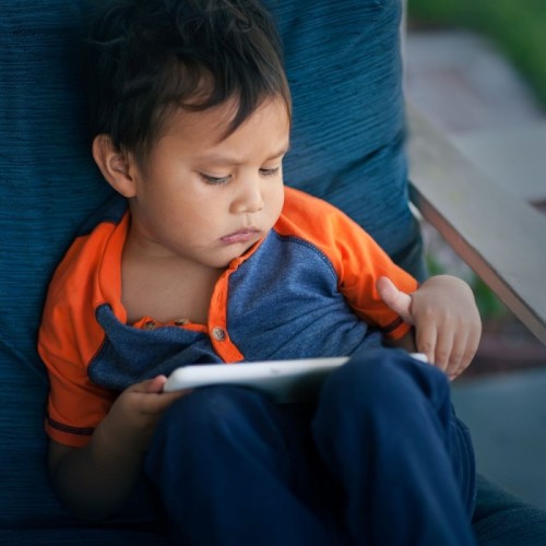 Les enfants et les écrans : l'alerte continue 